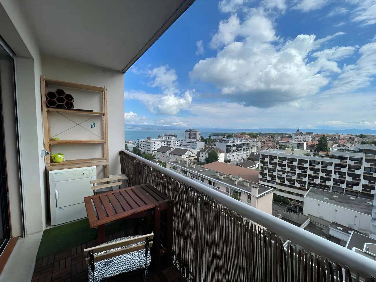 Balcon avec vue sur le lac Léman et Thonon