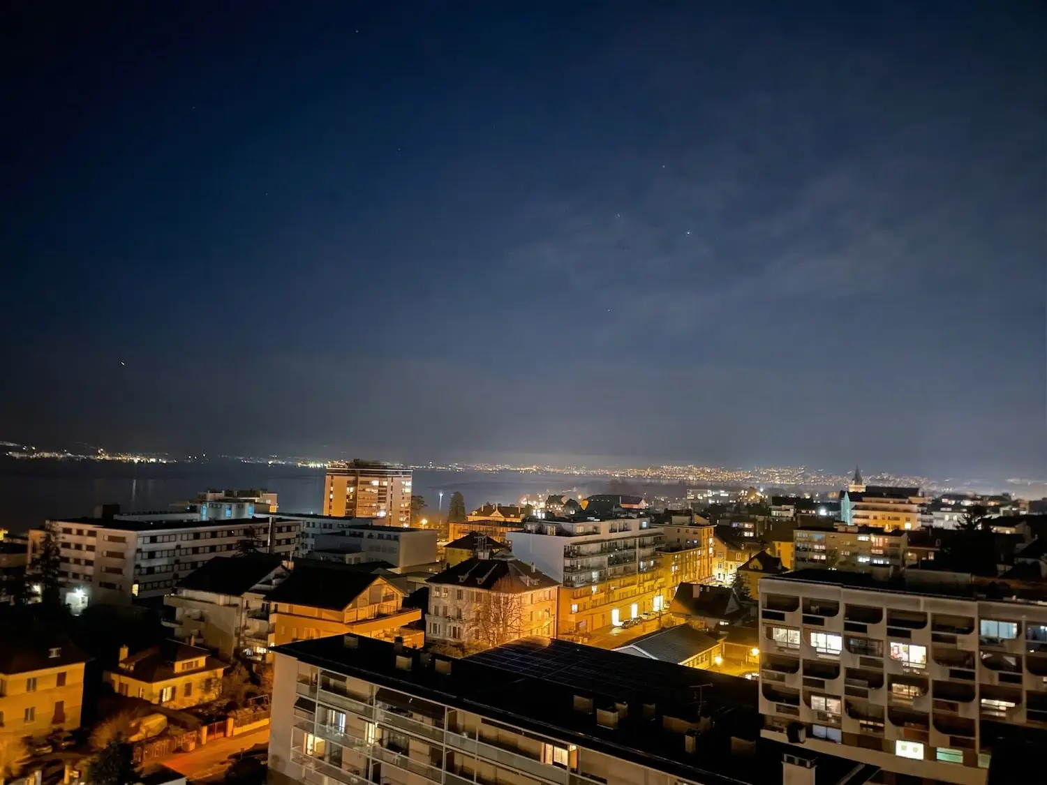 Thonon-les-Bains et le lac Léman de nuit